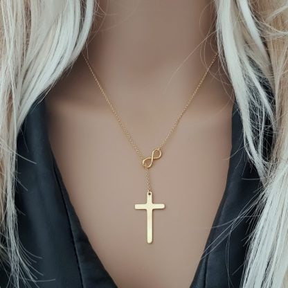 Pozłacany naszyjnik - przepleciony krzyż przez nieskończoność