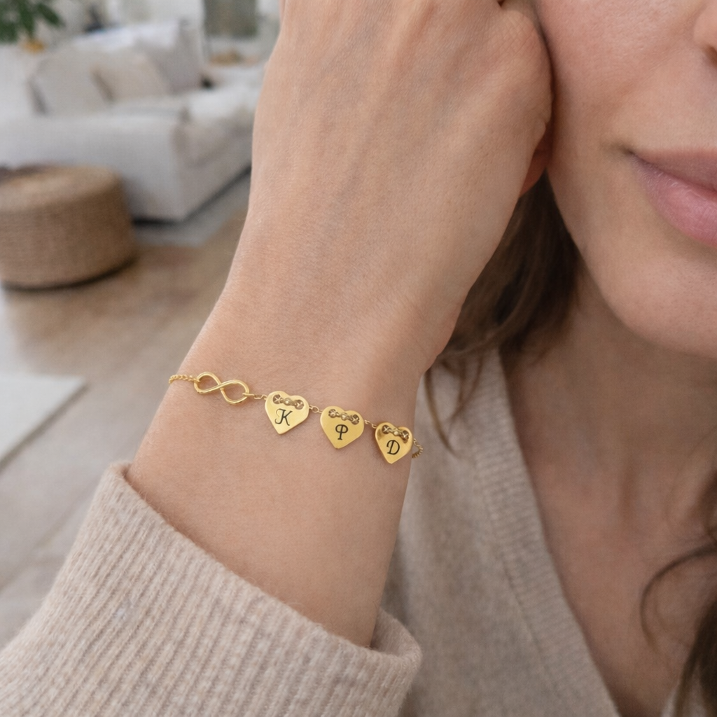 Bransoletka na łańcuszku– 3 pozłacane grawerowane serca i nieskończoność - obrazek 2