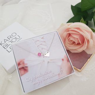 Srebrny naszyjnik - kryształek, który odpowiada miesiącowi urodzenia i serce celebrytki