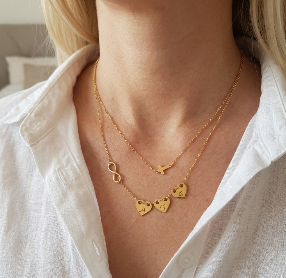 Pozłacany podwójny naszyjnik z trzema grawerowanymi sercami, krzyżykiem i symbolem nieskończoności