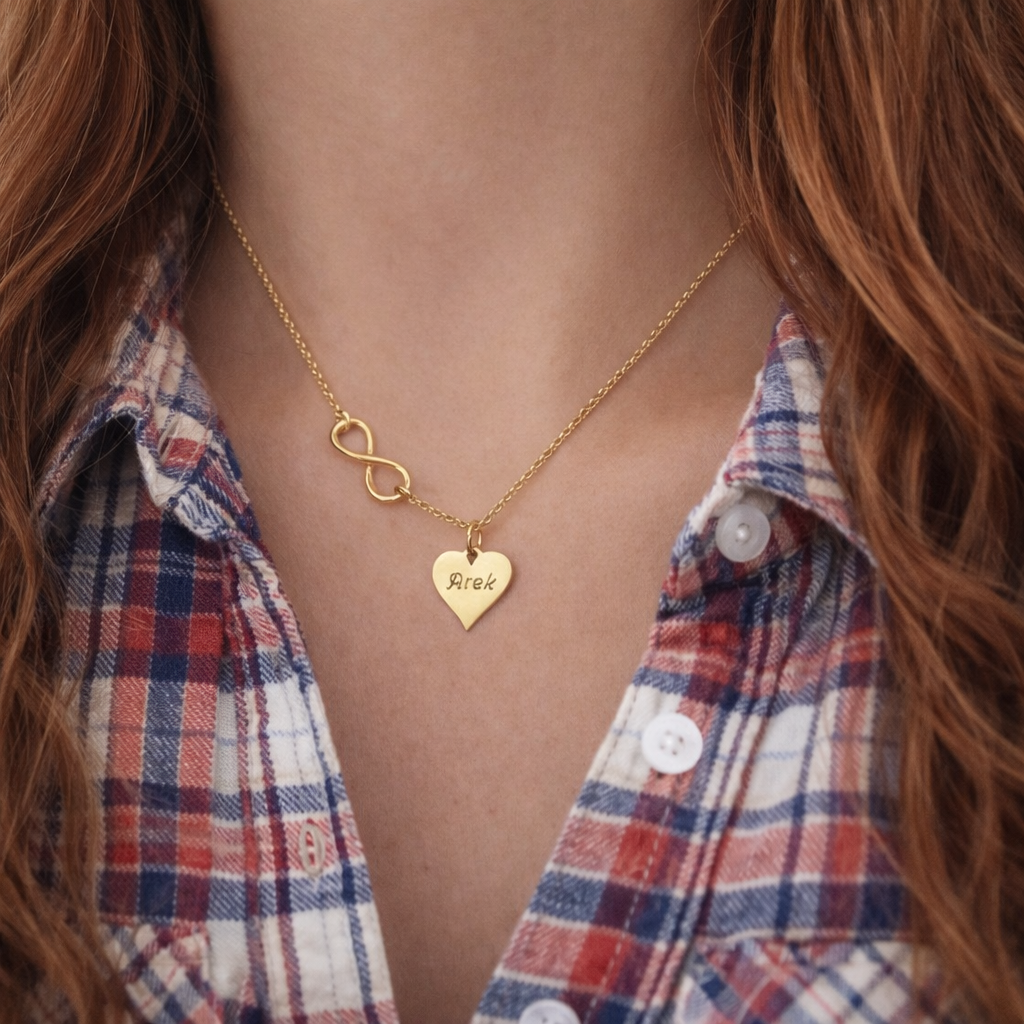 Pozłacany naszyjnik z wiszącym, grawerowanym sercem i symbolem nieskończoności