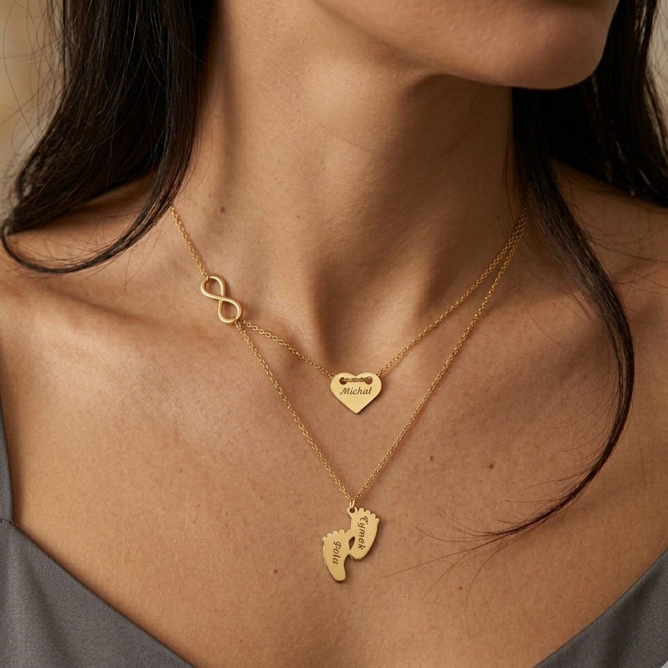 Pozłacany podwójny naszyjnik z grawerem – stópki i serce