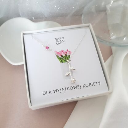Srebrny naszyjnik - róża i kryształek, który odpowiada miesiącowi urodzenia. 
