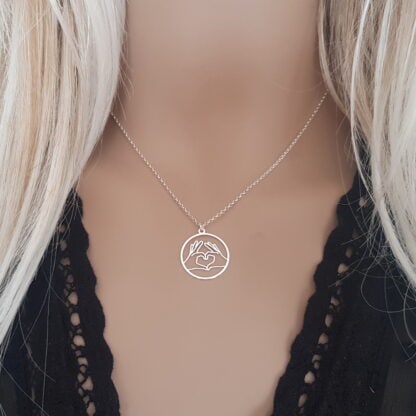 Srebrny naszyjnik - symbol miłości i pokoju - obrazek 3