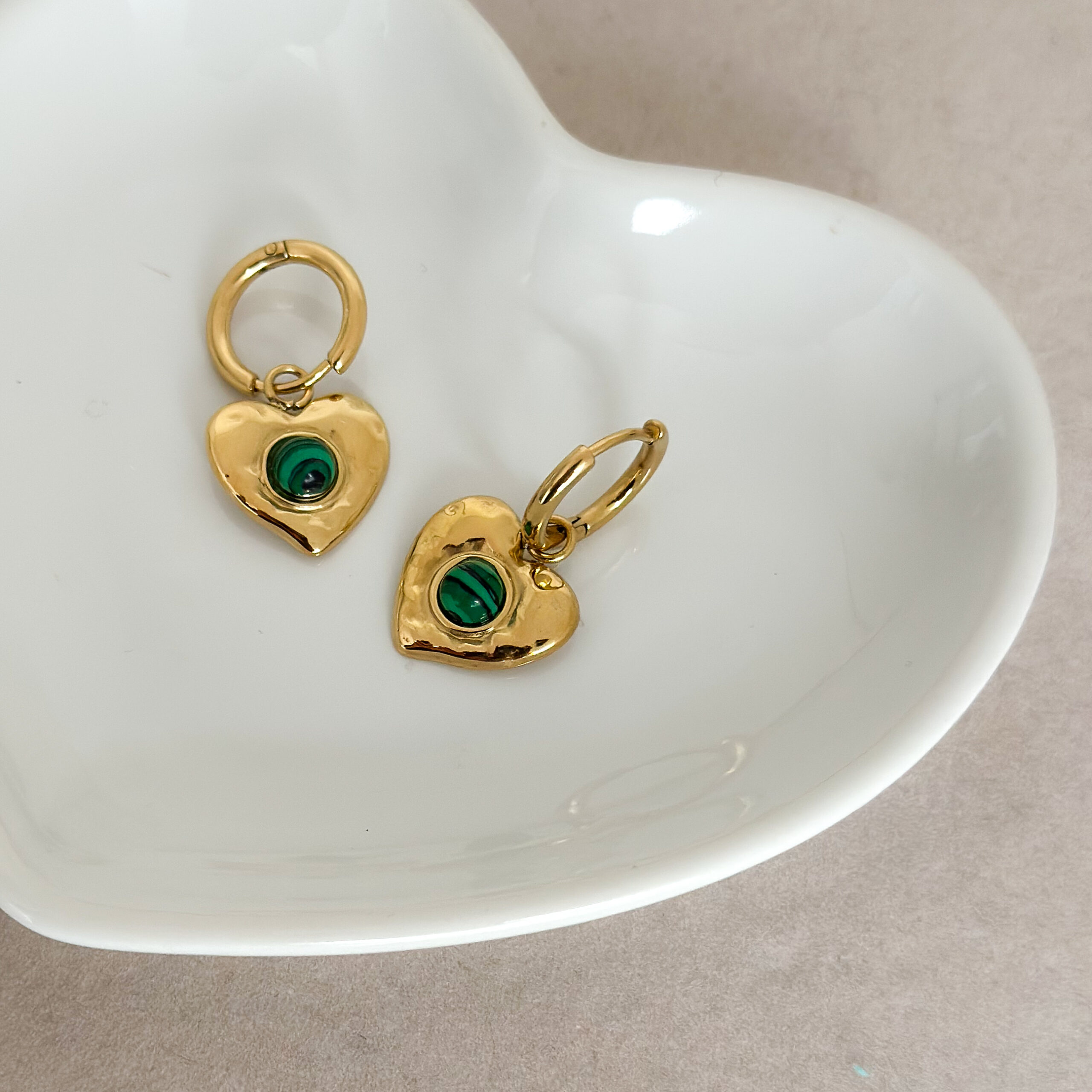 Kolczyki Serce z Malachitem – ochrona, harmonia, miłość