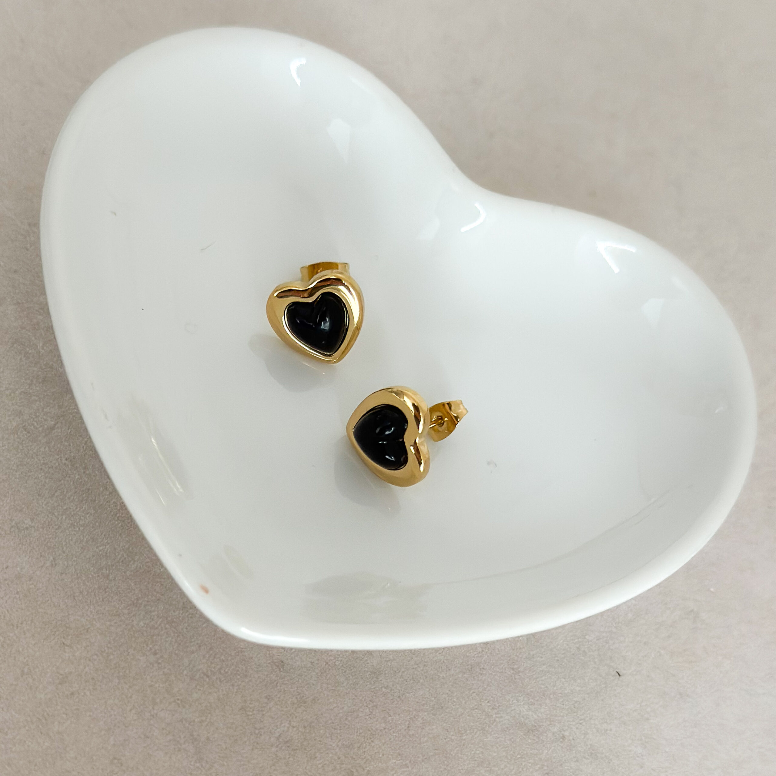 Kolczyki sztyfty serca z onyksem – Moc Miłości i Ochrony - obrazek 2