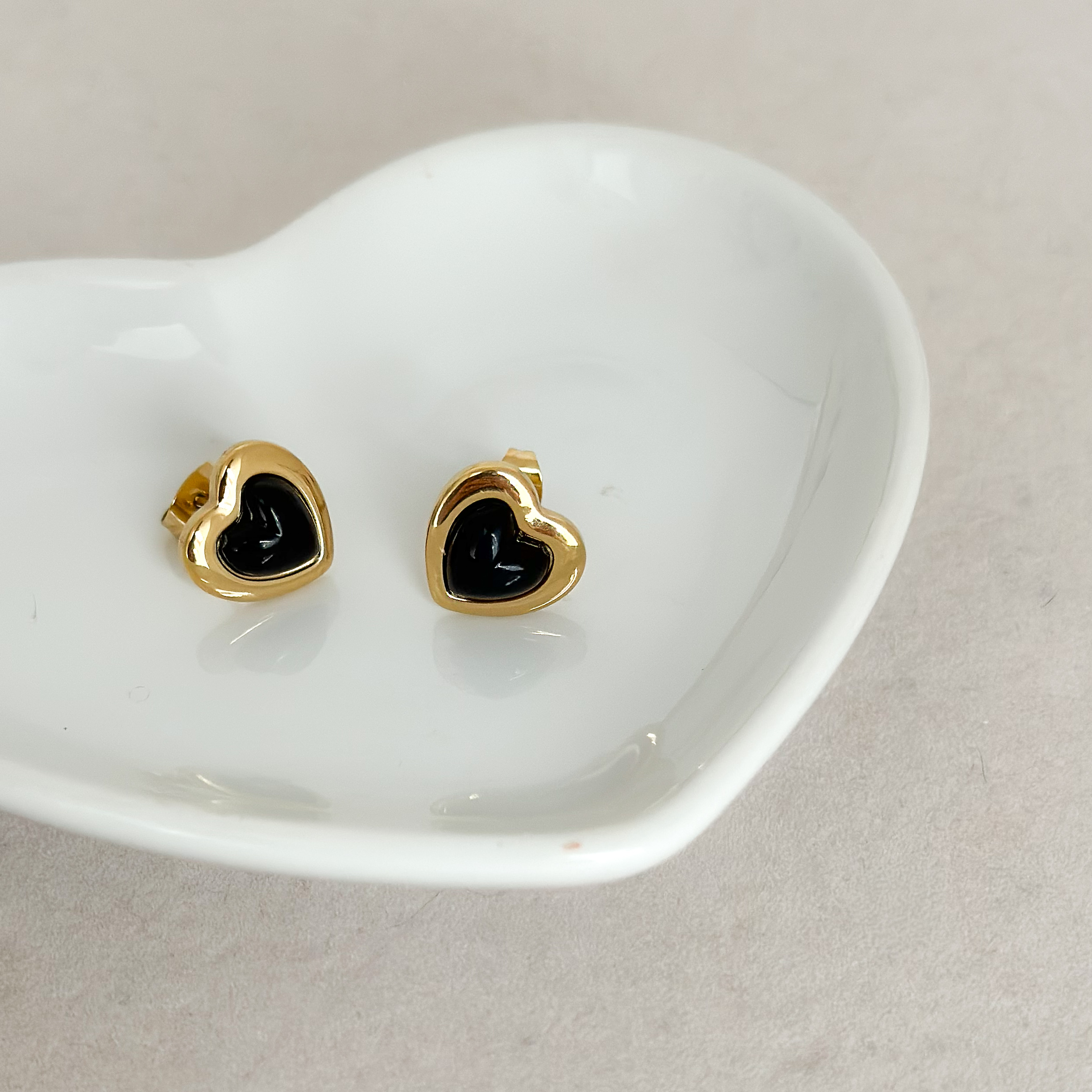 Kolczyki sztyfty serca z onyksem – Moc Miłości i Ochrony
