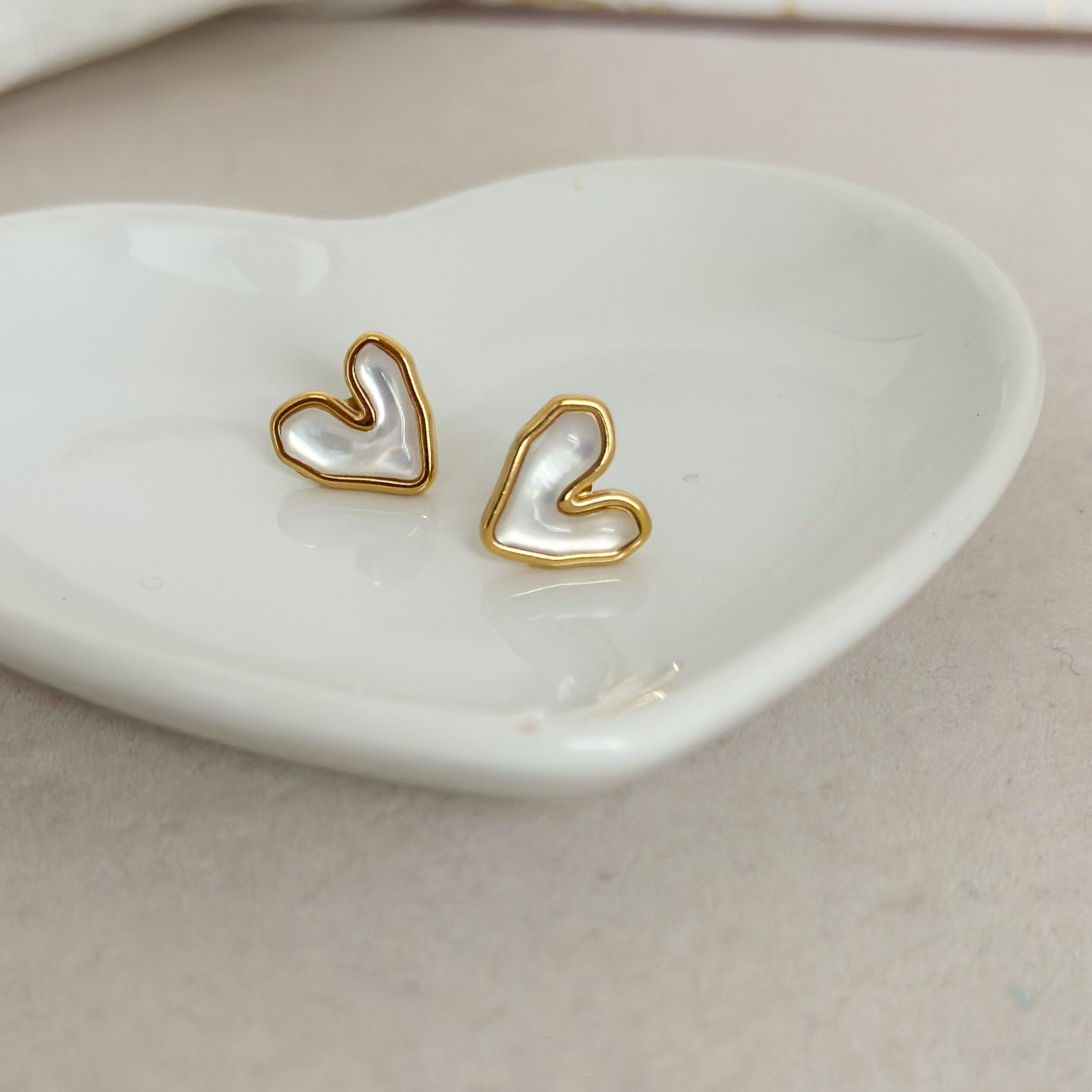 Kolczyki - sztyfty, serca z masą perłową