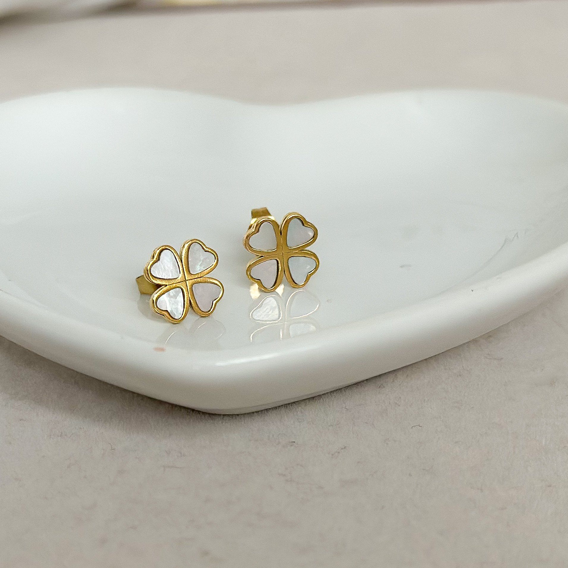 Kolczyki - sztyfty, koniczynki z masą perłową