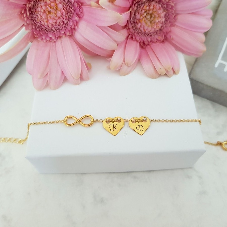 Bransoletka na łańcuszku – 2 pozłacane serca z grawerem i nieskończoność- prezent pod choinkę
